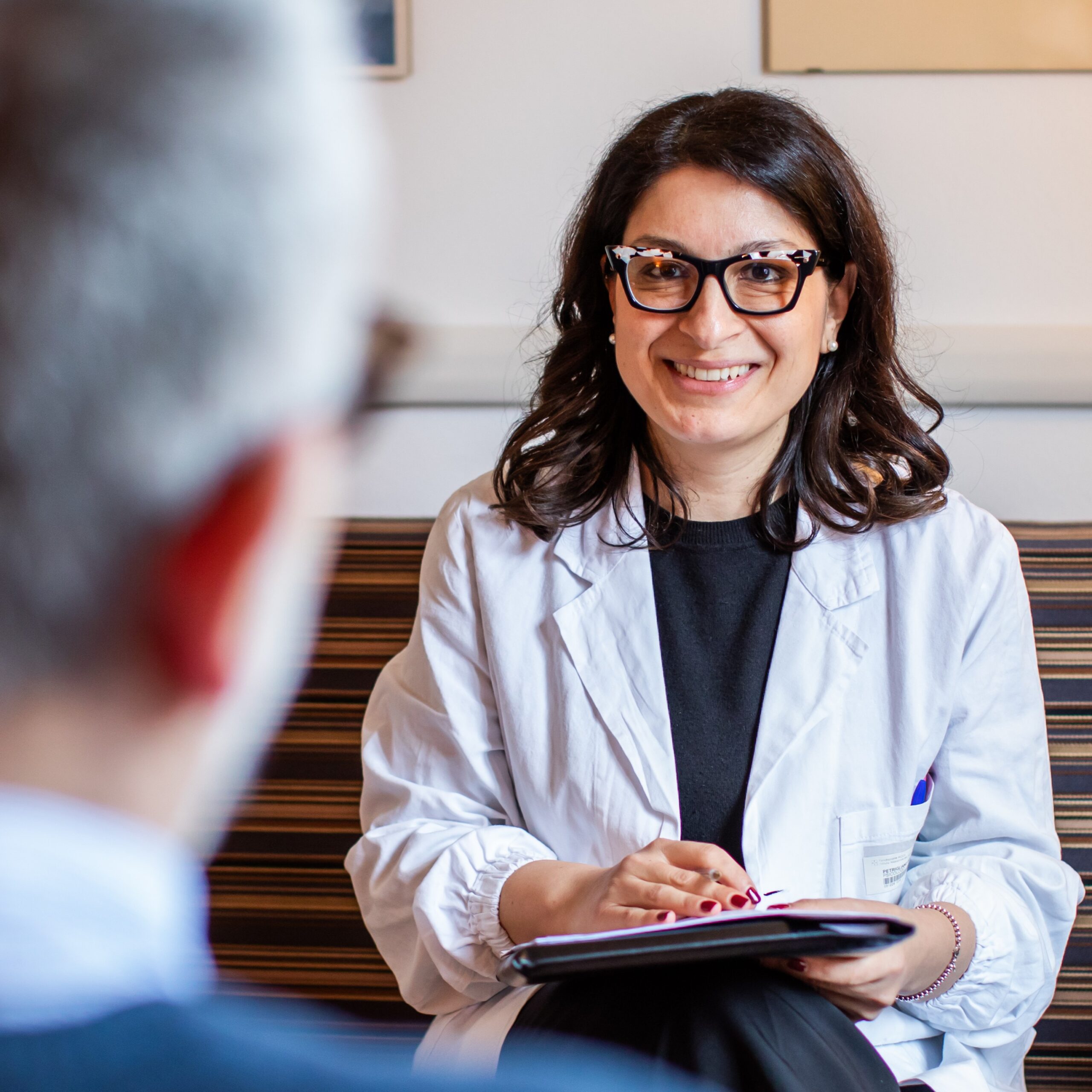 Dona un colloquio di sostegno psicologico